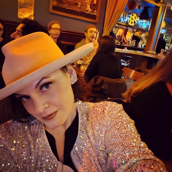 Meet your Posher, Jennifer - Picture 2 of 3